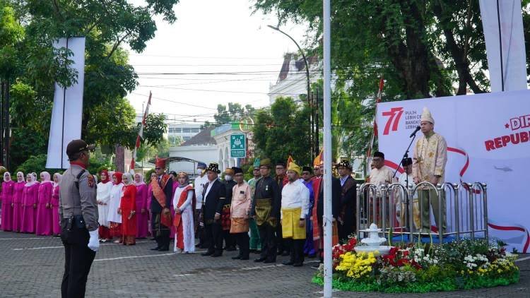 Busana Adat dan Pejuang Tempo Dulu Meriahkan HUT ke-77 RI di Bank Sumut