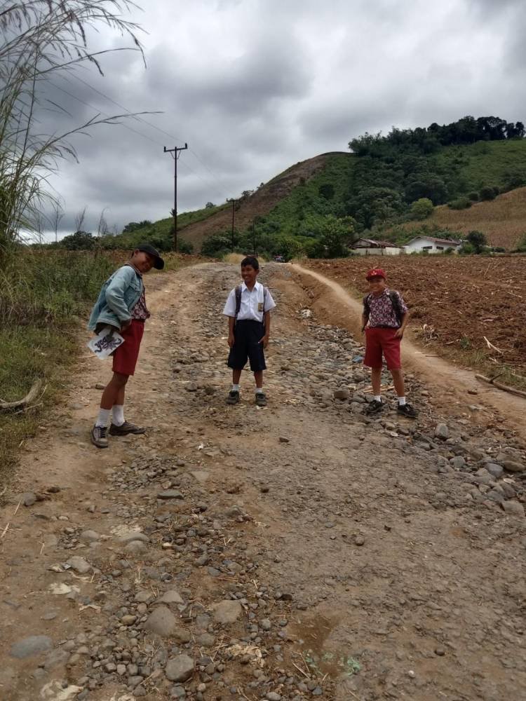 Jalan ke Desa Gunung Meriah Karo Rusak Parah