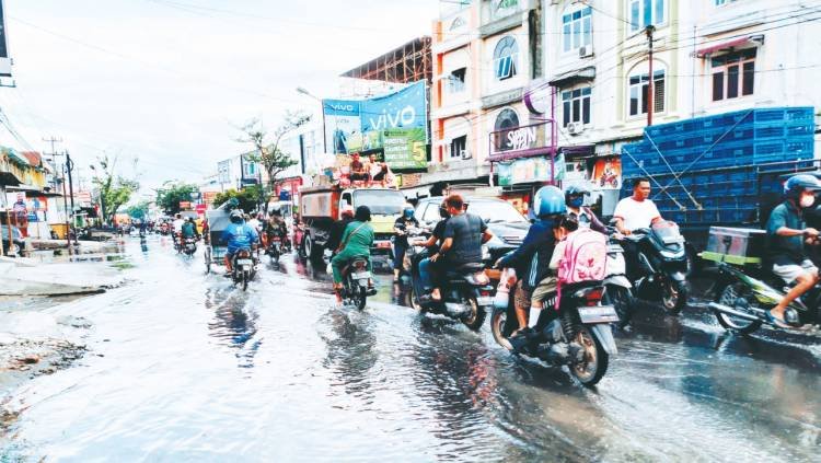 Dikeluhkan Warga, Banjir di Jalan Marelan Raya Tidak Kunjung Surut