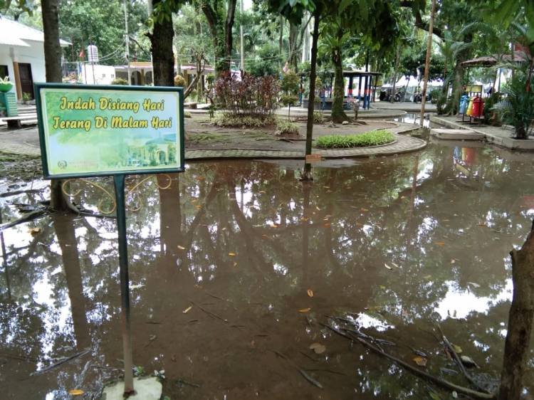 Taman Ahmad Yani Masih Digenangi Air Hingga Senin