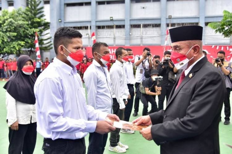 Gubsu Serahkan Remisi kepada Warga Binaan Lapas Tanjung Gusta