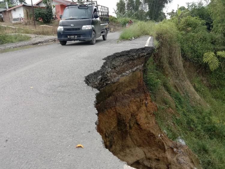 Jalan Provinsi di Raya Usang Simalungun Terancam Putus