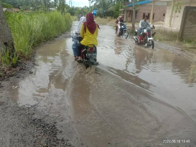 Ruas Jalan Desa Airjoman Asahan Bagai Sungai