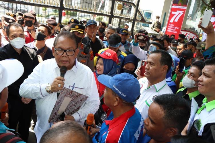 Massa Aliansi Sejuta Pekerja/Buruh Unjuk Rasa ke DPRD SU Tuntut Cabut UU Ciptaker