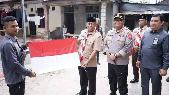 Sambut HUT ke-77 RI, Plt Wali Kota Tanjungbalai Bagikan Bendera Merah Putih ke Masyarakat