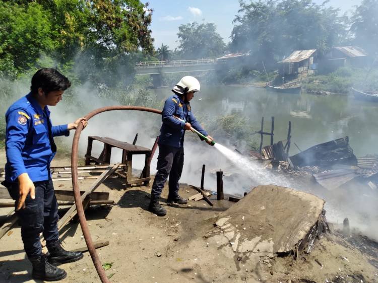 Sejumlah Bangunan Liar Terbakar di Bantaran Sungai Deli Medan Labuhan