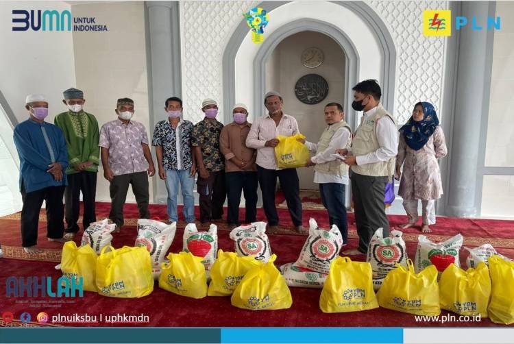 PLN UPHK Medan Bagikan Sembako kepada 60 Duafa