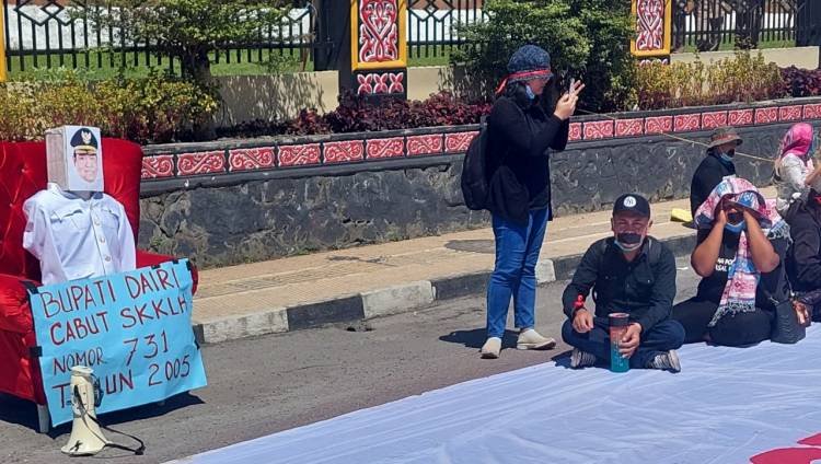 Masyarakat Tolak Tambang Aksi Damai, Bawa Boneka Gambar Wajah Bupati Dairi