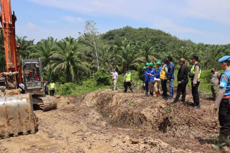 Kapolres Tebingtinggi Pimpin Eksekusi Pengosongan Lahan Seksi III Jalan Tol Tebingtinggi - Dolok Merawan