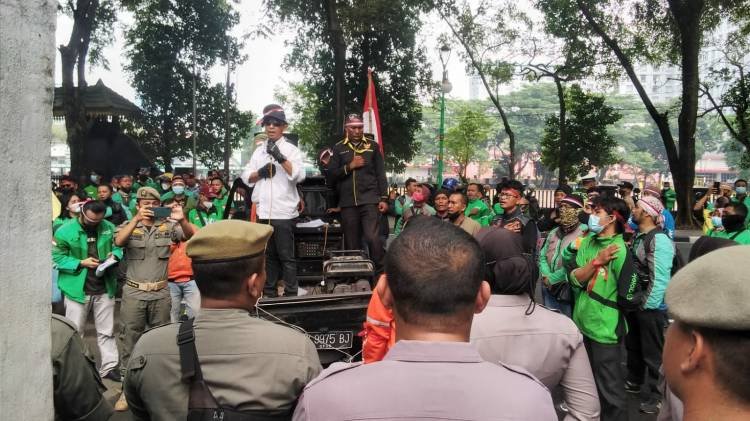 Massa Ojol Unjuk Rasa ke DPRD SU Tuntut Hapus Berbagai Aturan Memberatkan