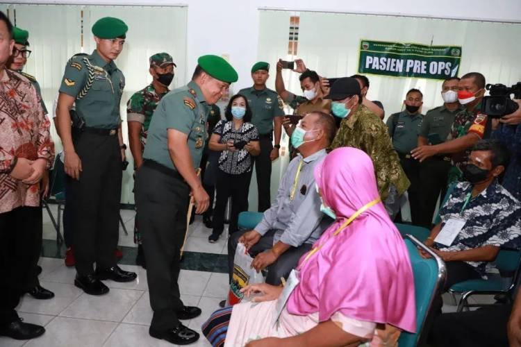 Ratusan Warga Kurang Mampu Ikuti Operasi Katarak Gratis Kodam I/BB