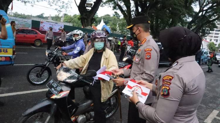Kapolrestabes Medan dan Forkopimda Bagikan Bendera Merah Putih ke Masyarakat