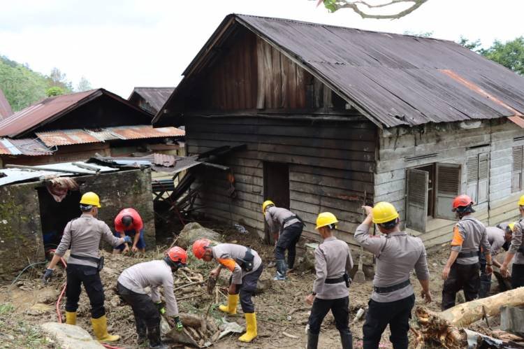 Personel Polres Toba dan Polda Sumut Bersihkan Material Kayu Akibat Longsor di Lumbanjulu