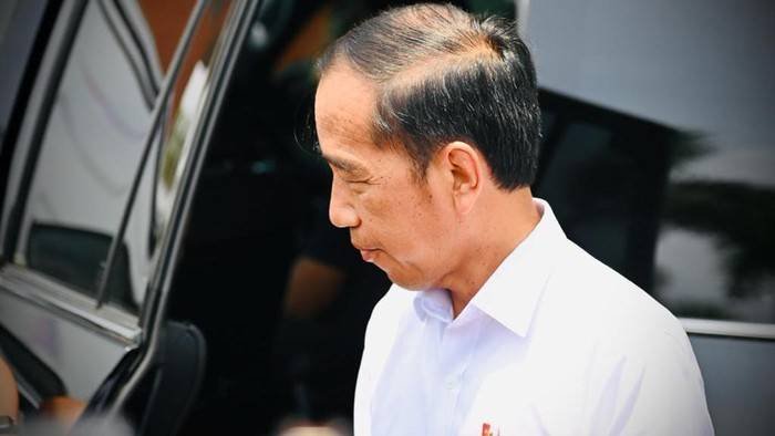 Jokowi Blusukan Malam-malam ke Rumah Warga Baubau Sulteng Bagikan Bantuan