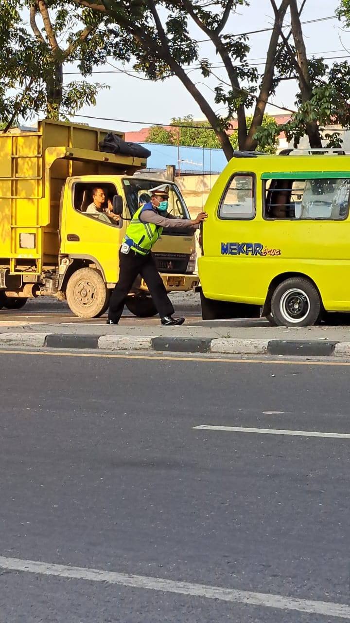 Polisi Dorong Angkot Mogok di Tengah Kepadatan Lalu Lintas Bikin Salut