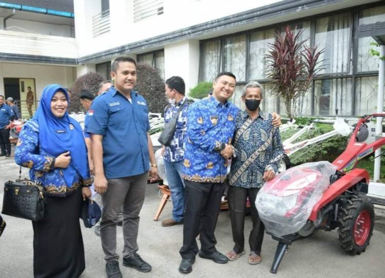 Petani Labura Terima 14 Alsintan