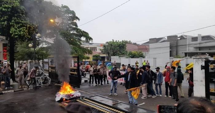 Demo Tolak BBM Naik, Mahasiswa Robohkan Gerbang Gedung DPRD Kota Bogor