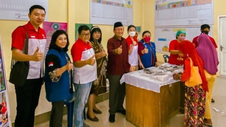 YSKI Gelar Gebyar Pembagian Susu dan Kacamata Gratis di Mabar Hilir