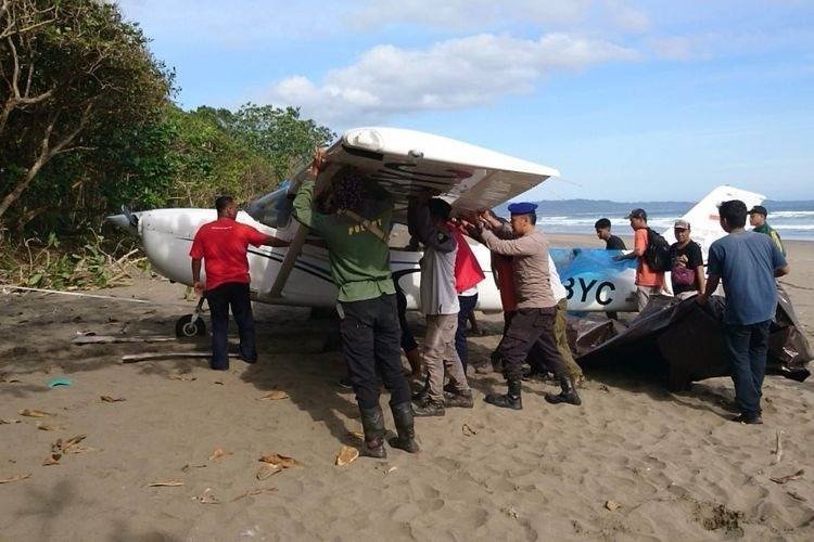 Pesawat Latih Mendarat Darurat di Pantai Banyuwangi Jatim