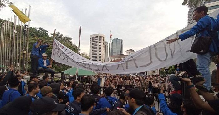 Massa PMII Demo BBM di Depan Balai Kota DKI, Pagar Dirusak