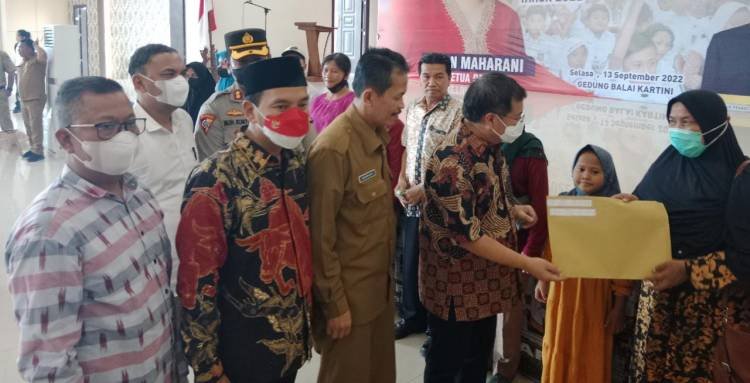 Anggota DPR RI Dr Sofyan Tan Serahkan SK PIP ke Pelajar di Tebingtinggi