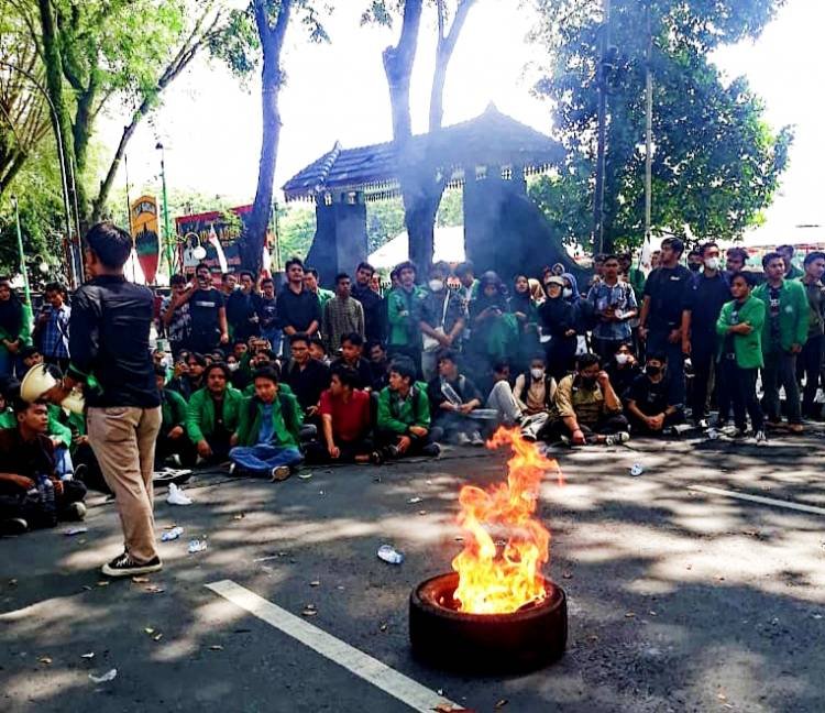 Bakar Ban di DPRD SU Tolak Kenaikan Harga  BBM, Mahasiswa Diteror akan "Dijemput"