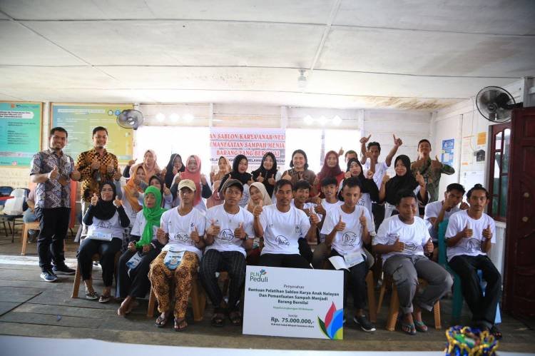 PLN Peduli Atasi Masalah Sampah di Kampung Nelayan Seberang