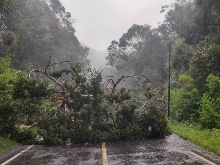 Jalan Sidikalang-Medan Putus Total di Lae Pondom