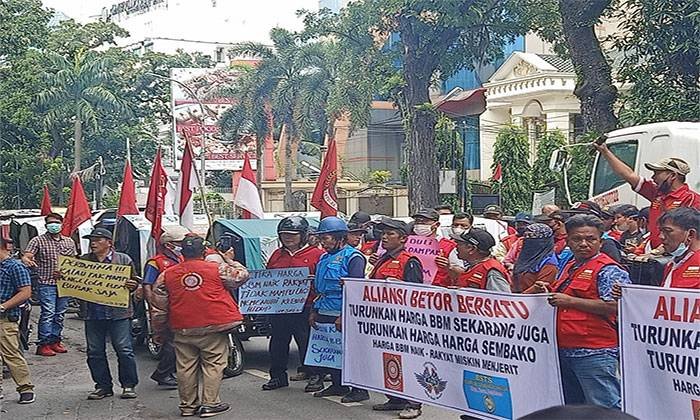 Aliansi Becak Bermotor Datangi Kantor Pertamina Patra Niaga, Minta Harga BBM Diturunkan