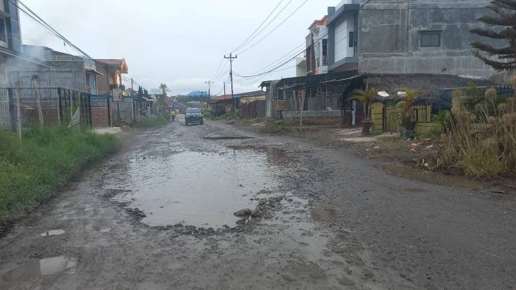 Warga Prihatin Kondisi Ruas Jalan Udara  Berastagi Rusak Parah