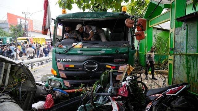 Ditetapkan Tersangka, Sopir Truk Trailer Kecelakaan Maut di Bekasi Terancam 6 Tahun Penjara