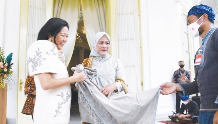 Iriana Jokowi Beri Kenang-kenangan Kain Tenun Badui ke Istri Presiden Filipina