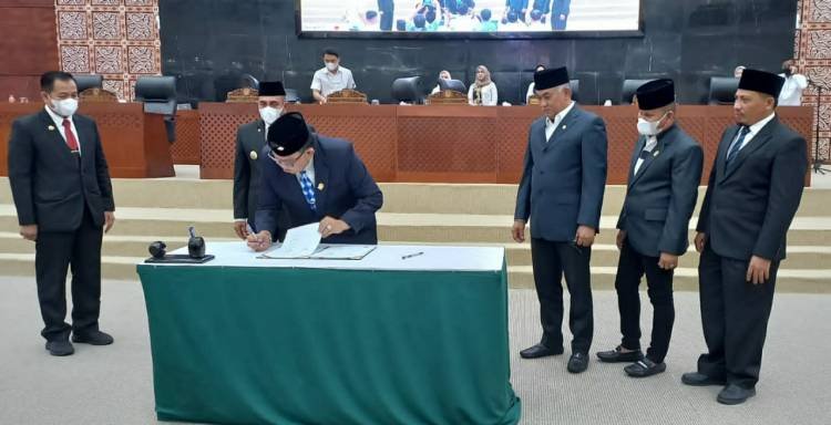 DPRD SU dan Gubernur  Sahkan Ranperda P-APBD 2022 Rp13,38 Triliun Lebih