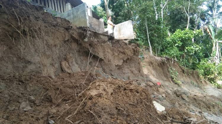 Pinggir Aliran Sungai Idanomola Nias Longsor, Puluhan Rumah Warga Terancam Ambruk