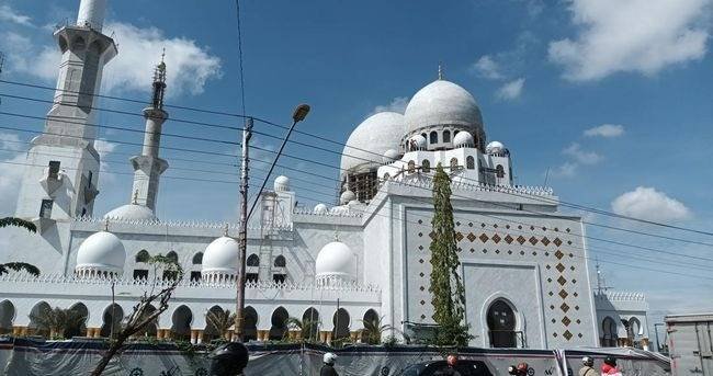 Gibran Tepis Viral Proyek Masjid Raya Sheikh Zayed akan Gusur Gereja-Rumah