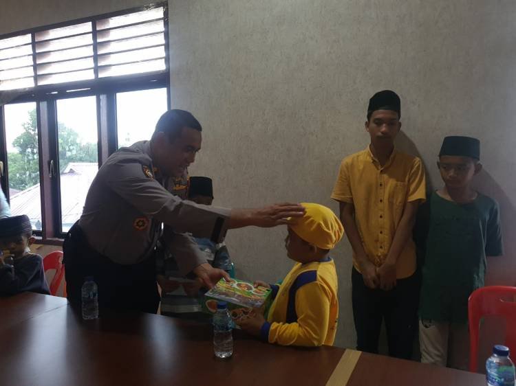 Jumat Barokah, Polsek Percut Seituan Bagikan Nasi Kotak dan Taliasih ke Anak Yatim