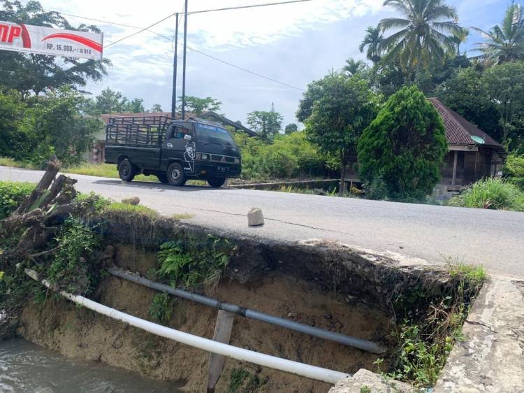 Jalan Besar Sidamanik di Nagori Siborna Amblas, Ancam Pemukiman Warga