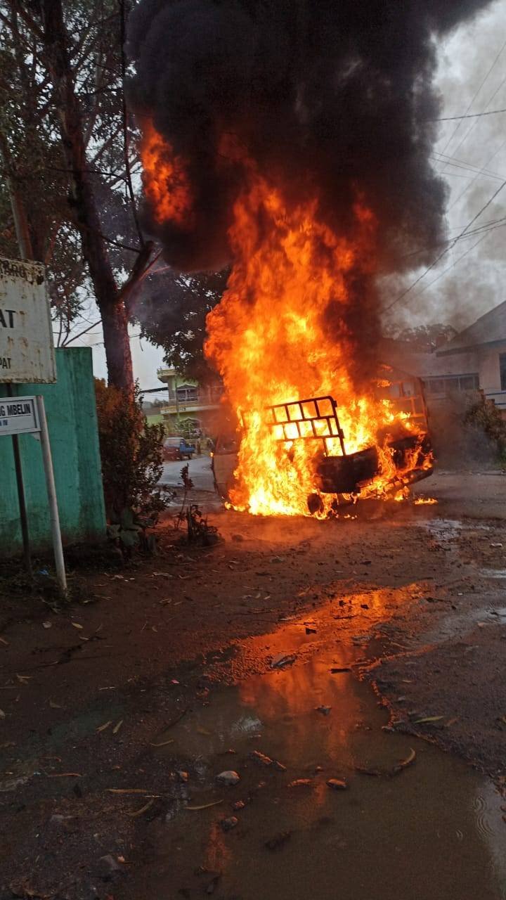 Mobil Pikap Hangus Terbakar di Desa Lingga