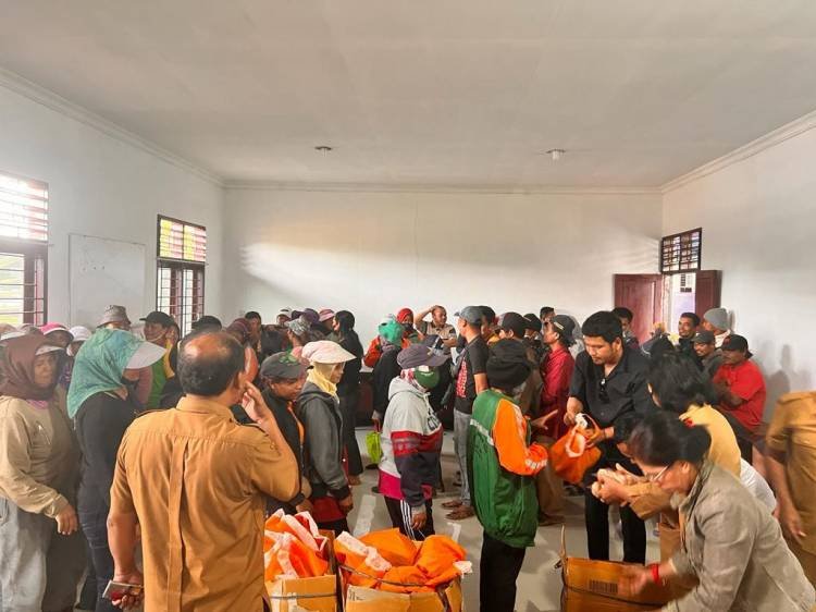 Anggota DPRD Karo Agra Reynold Gurning Peduli Penyapu Jalan