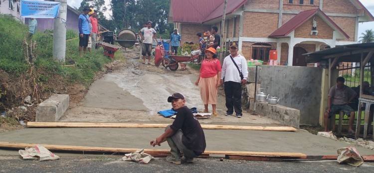 Warga Nagori Nauli Baru Simalungun Perbaiki Jalan di Desanya