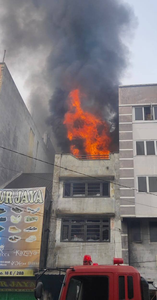 Toko Sepatu di Pajak Sambu Medan Terbakar