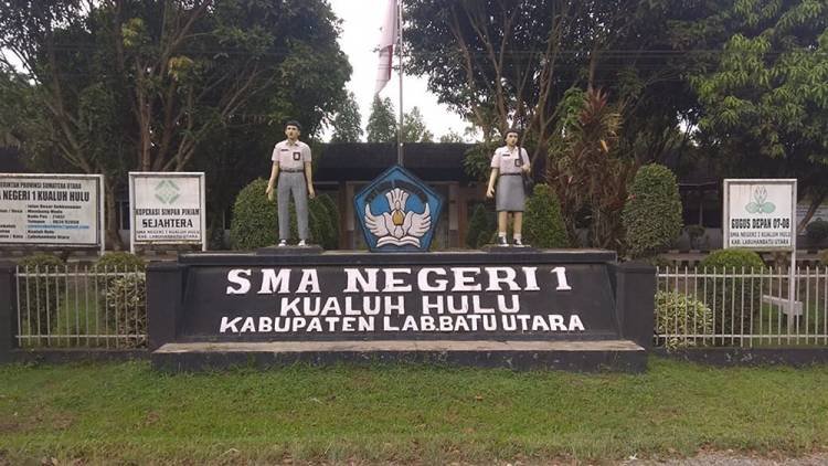 Miris, Siswa Kristen SMAN-1 Kualuh Hulu Labura Belajar Agama di Emperan Sekolah