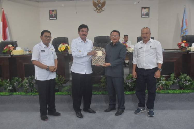 Hadiri Rapat Paripurna, Bupati Nisbar Serahkan Nota Pengantar Ranperda Pengelolaan Keuangan Daerah