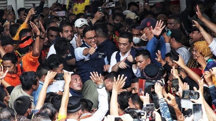 Hari Terakhir Jabat Gubernur DKI, Anies Sapa Rakyat Pinggir Kali