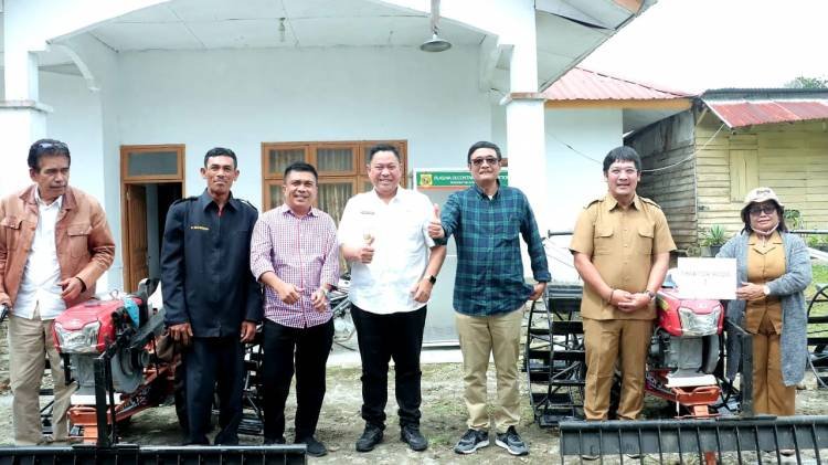 Djarot Syaiful Hidayat Serahkan Bantuan Alsintan kepada Kelompok Tani di Dairi