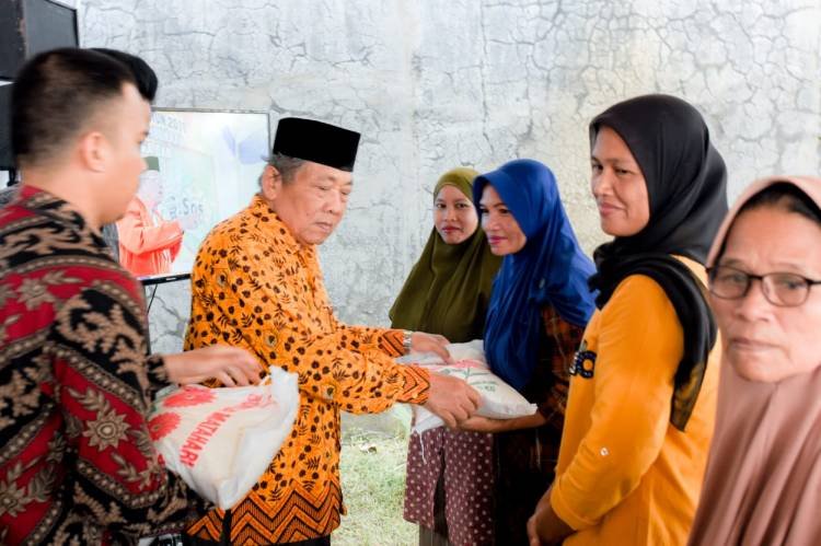 Peringati HUT ke-58 Partai Golkar, Anggota DPRD SU  Salurkan 500 Paket Sembako ke Masyarakat