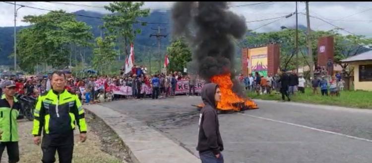 Unras dengan Bakar Ban di Perkemahan Sibolangit, Arus Lalin Medan-Berastagi Terputus