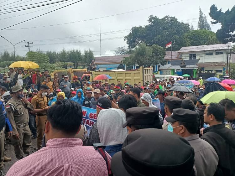 Korban Erupsi Gunung Sinabung Demo Tagih Janji Bupati Karo