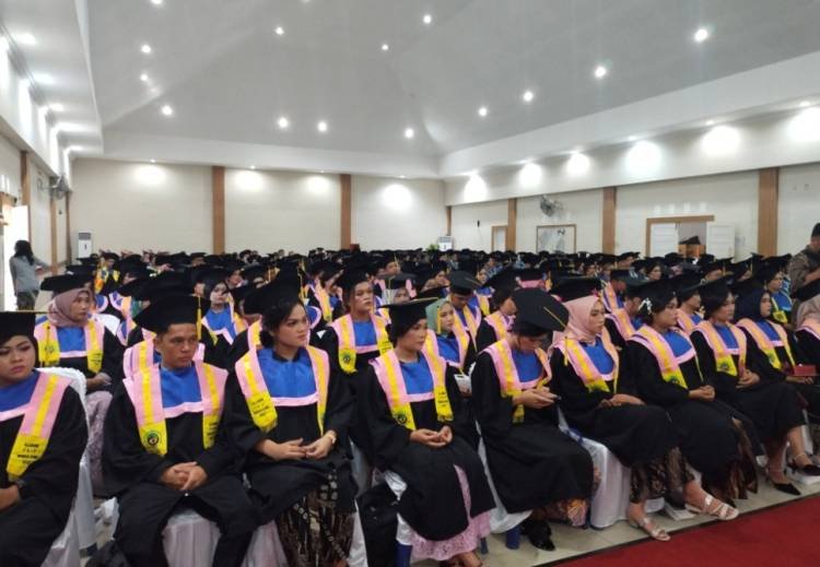 Rektor Unefa Wisuda 489 Sarjana dan DIII