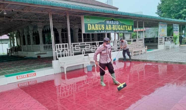 Polsek Jajaran Polres Langkat Aksi Bersih Rumah Ibadah Lintas Agama